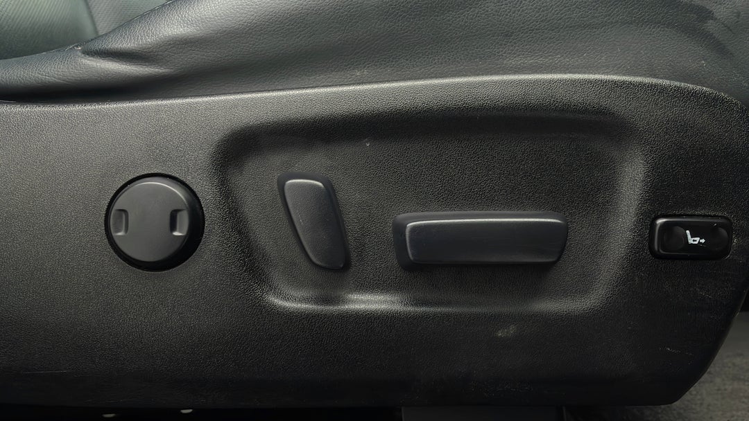 2014 Toyota Kluger Gxl (4x4), Automatic, 75451 km, Drivers Side Adjustment Panel