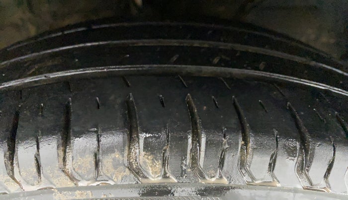2018 Maruti Swift LXI D, Petrol, Manual, 33,942 km, Right Front Tyre Tread