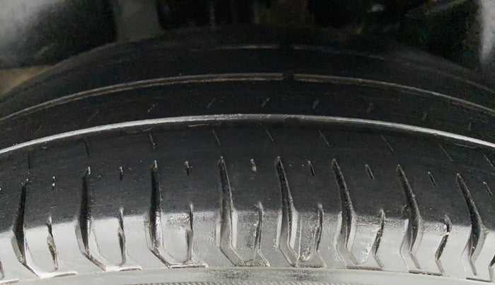 2018 Maruti Swift LXI D, Petrol, Manual, 33,942 km, Left Rear Tyre Tread