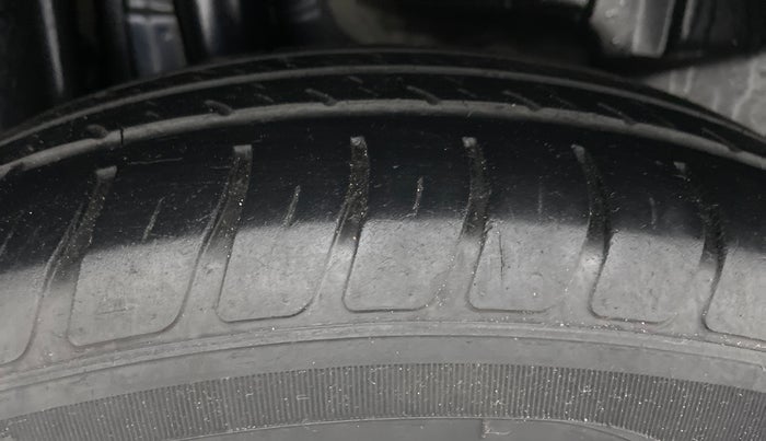 2020 Maruti Swift LXI, CNG, Manual, 59,654 km, Right Rear Tyre Tread