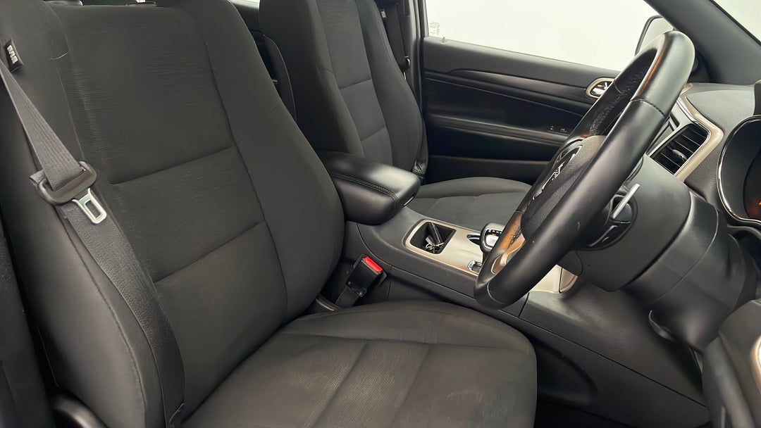 2015 Jeep Grand Cherokee Laredo (4x2), Automatic, 64040 km, Right Side Front Door Cabin View