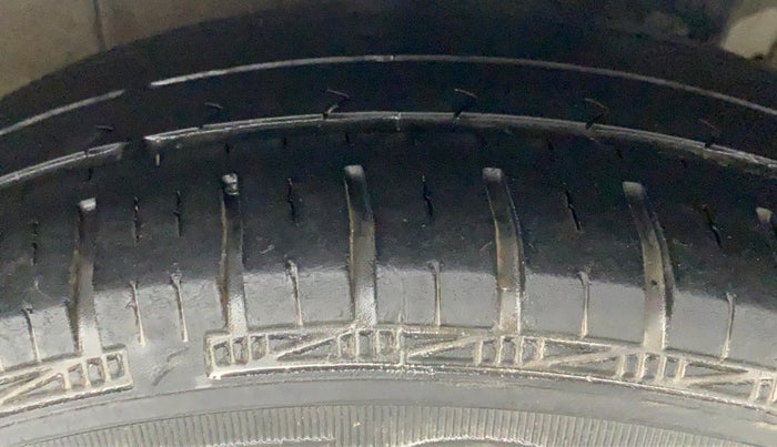2014 Hyundai Xcent S (O) 1.2, CNG, Manual, 1,05,524 km, Left Rear Tyre Tread