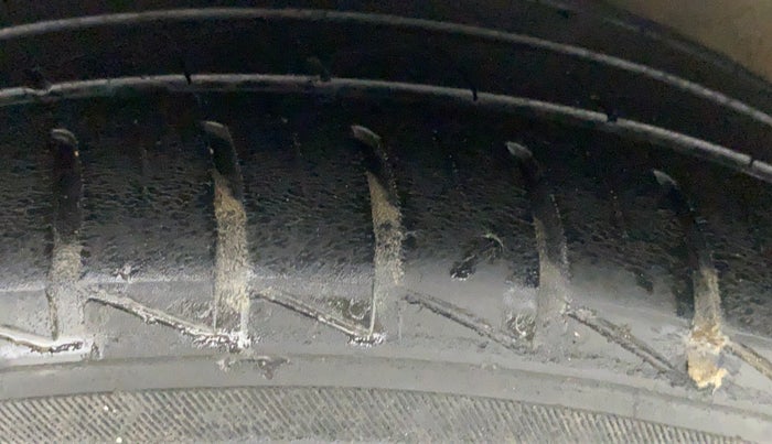 2014 Hyundai Xcent S (O) 1.2, CNG, Manual, 1,05,524 km, Right Rear Tyre Tread