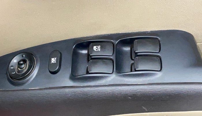 2011 Hyundai i10 MAGNA 1.2, Petrol, Manual, 75,330 km, Right front window switch / handle - Power window makes minor noise