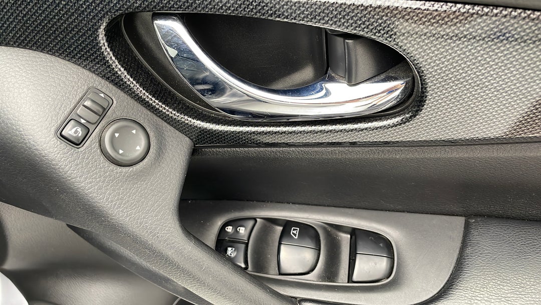 2014 Nissan X-trail Ti (4x4), Automatic, 90254 km, Drivers Side Door Panel Controls