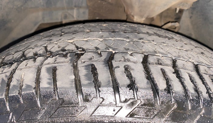 2016 Mahindra XUV500 W6, Diesel, Manual, 88,750 km, Left Front Tyre Tread