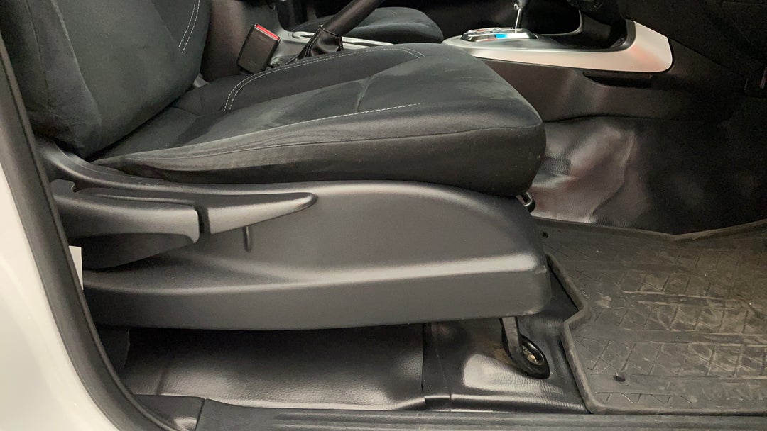2019 Nissan Navara Rx (4x4), Automatic, 65026 km, Drivers Side Adjustment Panel