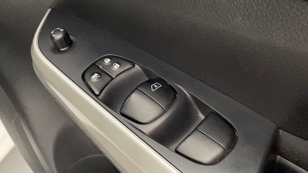 2019 Nissan Navara Rx (4x4), Automatic, 65026 km, Drivers Side Door Panel Controls