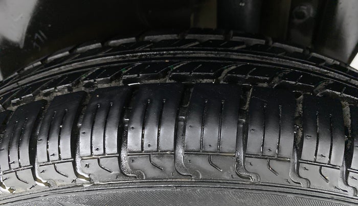 2017 Maruti Swift VXI, Petrol, Manual, 25,941 km, Left Rear Tyre Tread