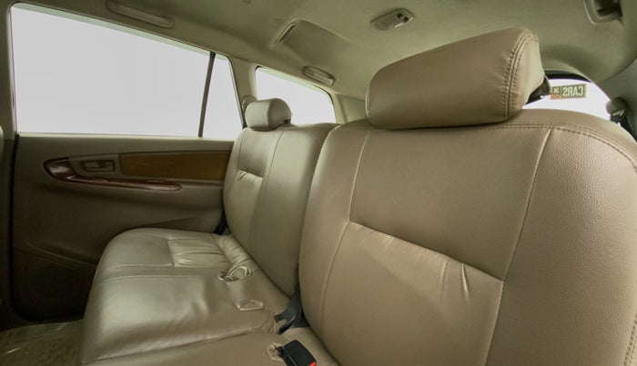 2015 Toyota Innova 2.5 GX 8 STR, Diesel, Manual, 82,593 km, Right Side Rear Door Cabin