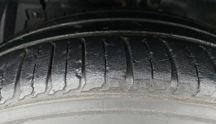 2014 Maruti Ciaz VDI PLUS, Diesel, Manual, 1,13,913 km, Left Front Tyre Tread
