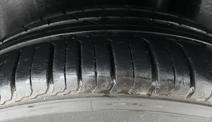 2014 Maruti Ciaz VDI PLUS, Diesel, Manual, 1,13,913 km, Left Rear Tyre Tread