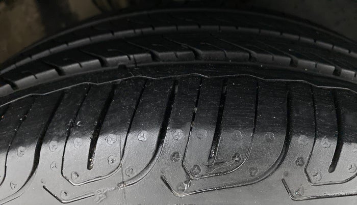 2016 Volkswagen Ameo COMFORTLINE 1.2, Petrol, Manual, 68,681 km, Right Front Tyre Tread