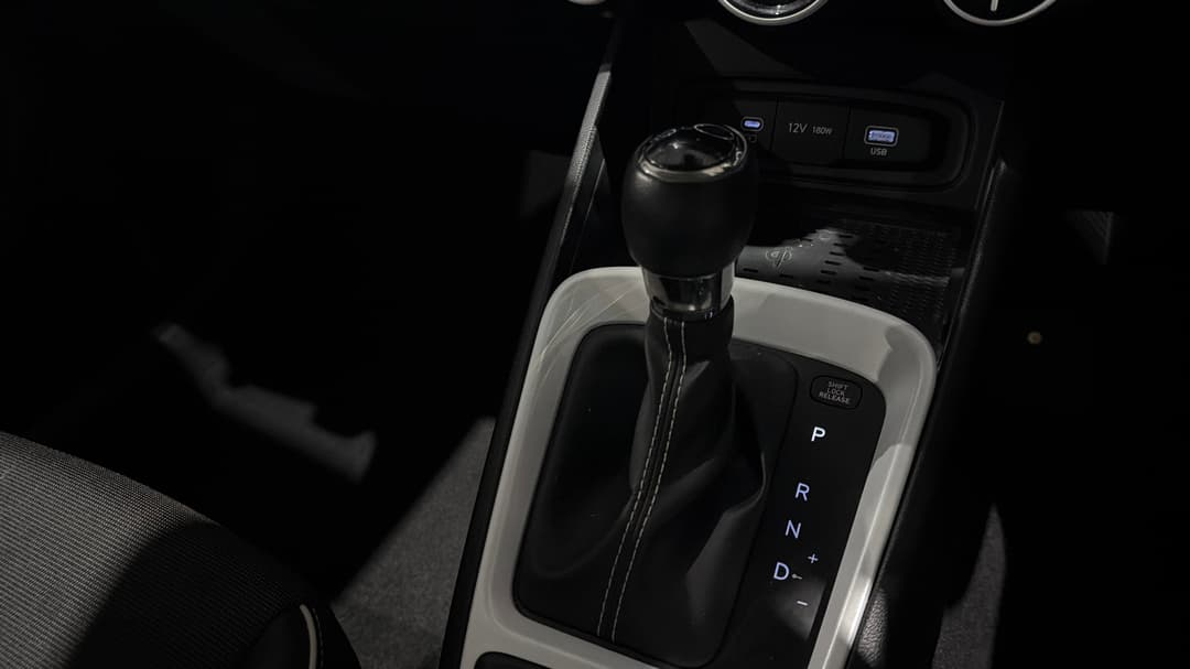 2023 Hyundai Venue Elite (denim) Two-tone Roof, Automatic, 44134 km, Gear Lever 