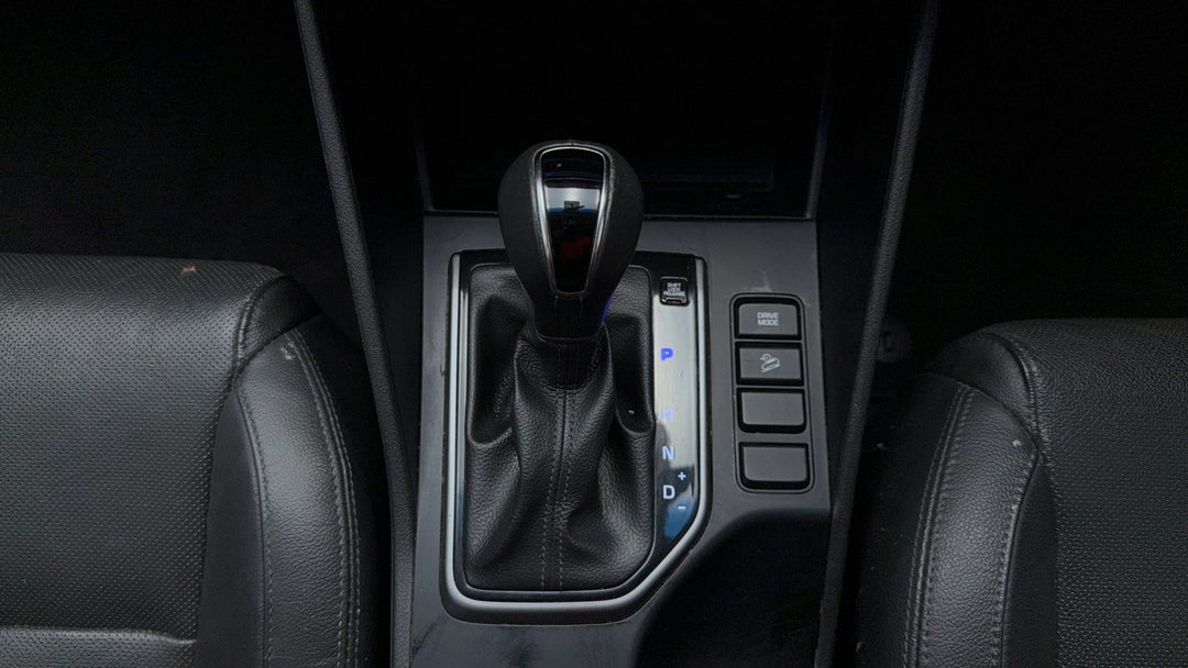 2018 Hyundai Tucson Active X (fwd), Automatic, 163235 km, Gear Lever 