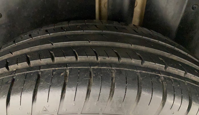 2022 MG HECTOR SHINE 1.5 PETROL TURBO MT, Petrol, Manual, 13,425 km, Left Rear Tyre Tread