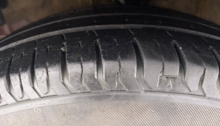 2015 Hyundai i10 SPORTZ 1.1 IRDE2, Petrol, Manual, 76,415 km, Left Front Tyre Tread