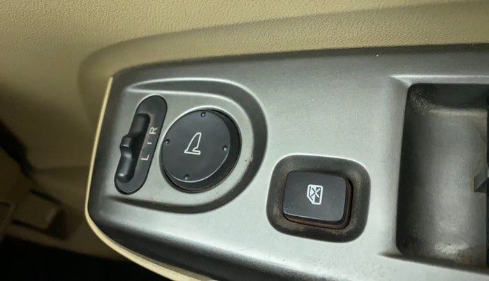 2012 Honda City 1.5L I-VTEC V MT, Petrol, Manual, 53,022 km, Right rear-view mirror - ORVM switch has minor damage