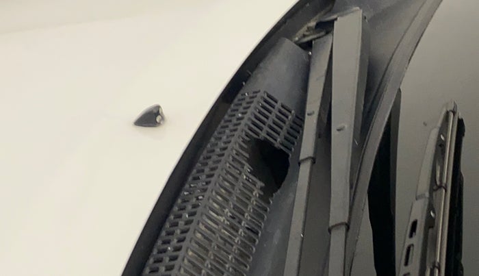 2011 Toyota Etios Liva G, Petrol, Manual, 79,607 km, Bonnet (hood) - Cowl vent panel has minor damage