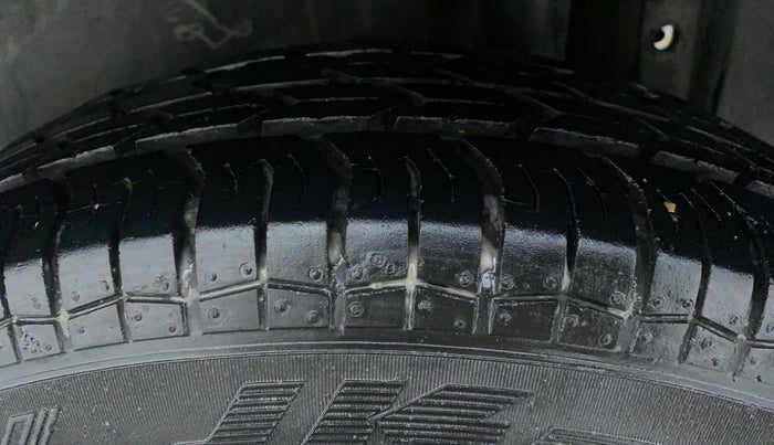 2016 Maruti Swift VXI D, Petrol, Manual, 26,707 km, Left Rear Tyre Tread