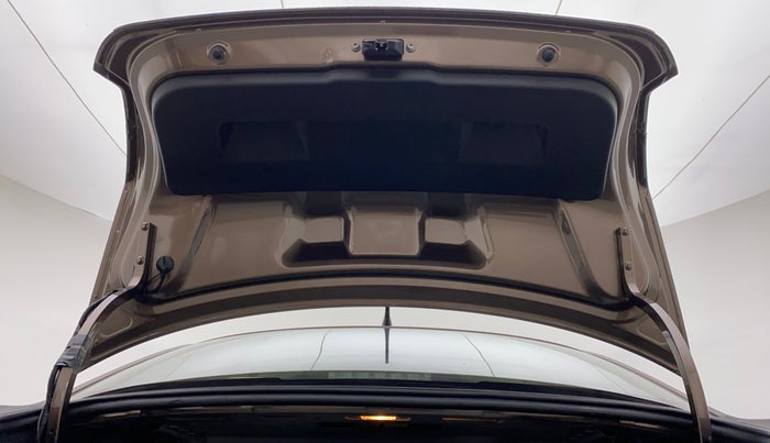 2015 Volkswagen Vento HIGHLINE 1.2 TSI AT, Petrol, Automatic, 29,664 km, Boot Door Open