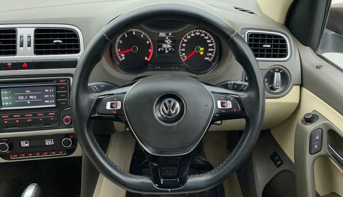 2015 Volkswagen Vento HIGHLINE 1.2 TSI AT, Petrol, Automatic, 29,664 km, Steering Wheel Close Up