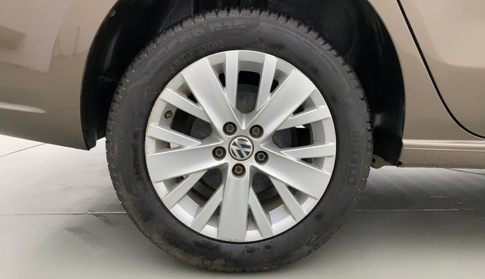 2015 Volkswagen Vento HIGHLINE 1.2 TSI AT, Petrol, Automatic, 29,664 km, Right Rear Wheel