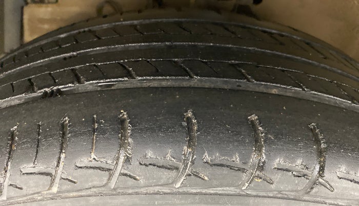 2016 Maruti Ertiga VXI, Petrol, Manual, 99,396 km, Left Front Tyre Tread