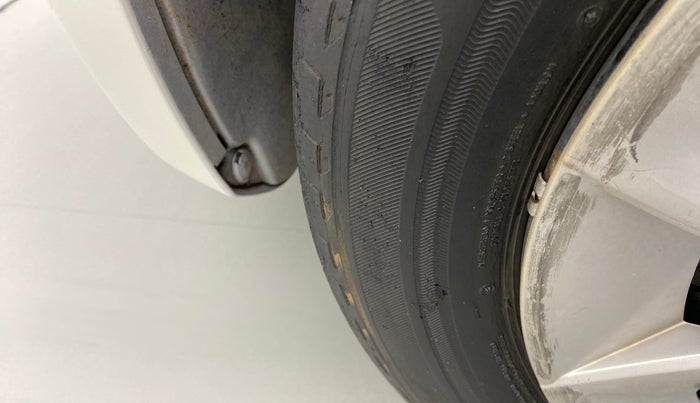2017 Maruti IGNIS DELTA 1.2, Petrol, Manual, 46,330 km, Left front tyre - Minor crack