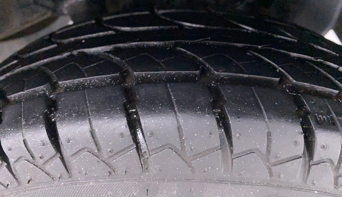 2015 Hyundai Eon ERA PLUS, Petrol, Manual, 13,777 km, Left Rear Tyre Tread