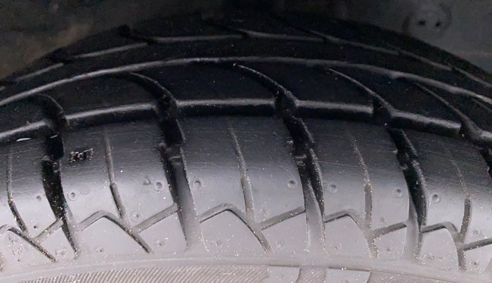 2015 Hyundai Eon ERA PLUS, Petrol, Manual, 13,777 km, Right Front Tyre Tread