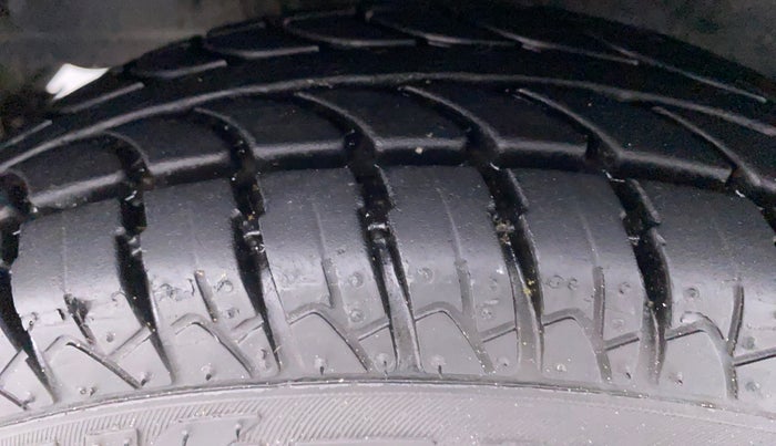 2015 Hyundai Eon ERA PLUS, Petrol, Manual, 13,777 km, Left Front Tyre Tread
