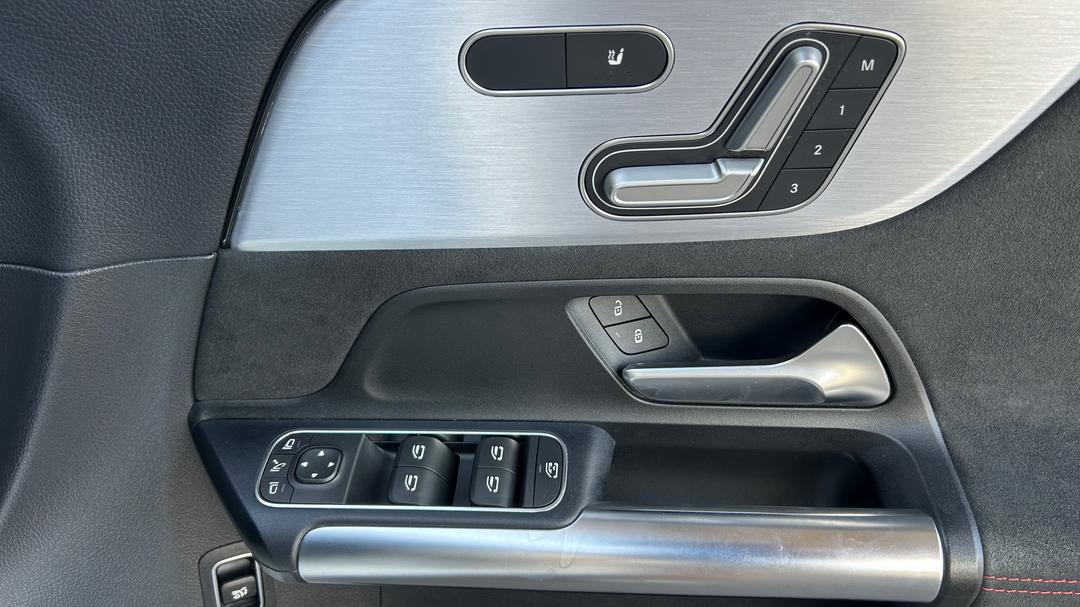 2019 Mercedes-benz B180 B180, Automatic, 50661 km, Drivers Side Door Panel Controls