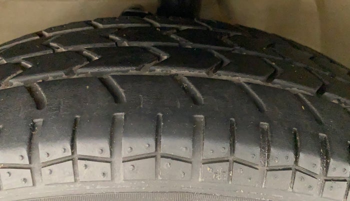 2014 Maruti Ritz VDI, Diesel, Manual, 92,122 km, Left Front Tyre Tread