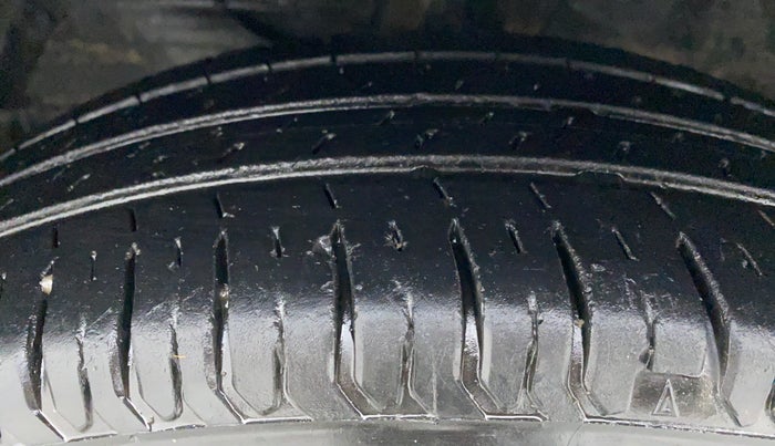 2020 Maruti Swift LXI D, Petrol, Manual, 18,334 km, Left Front Tyre Tread