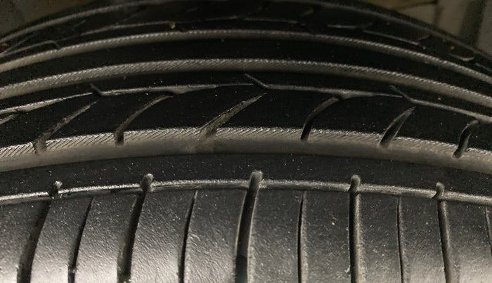 2015 Maruti S Cross ZETA 1.3, Diesel, Manual, 70,731 km, Right Front Tyre Tread