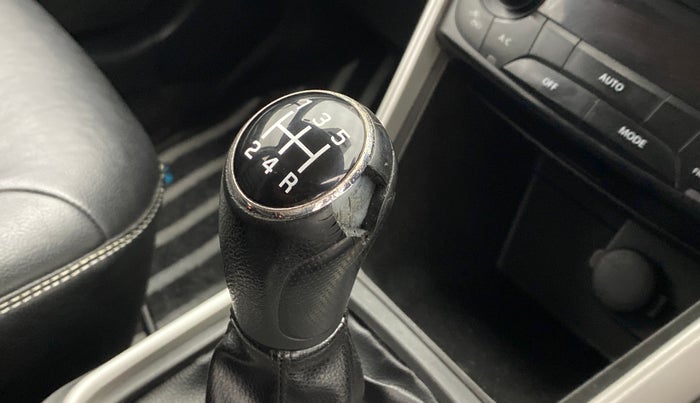 2015 Maruti S Cross ZETA 1.3, Diesel, Manual, 70,731 km, Gear lever - Knob has minor damage