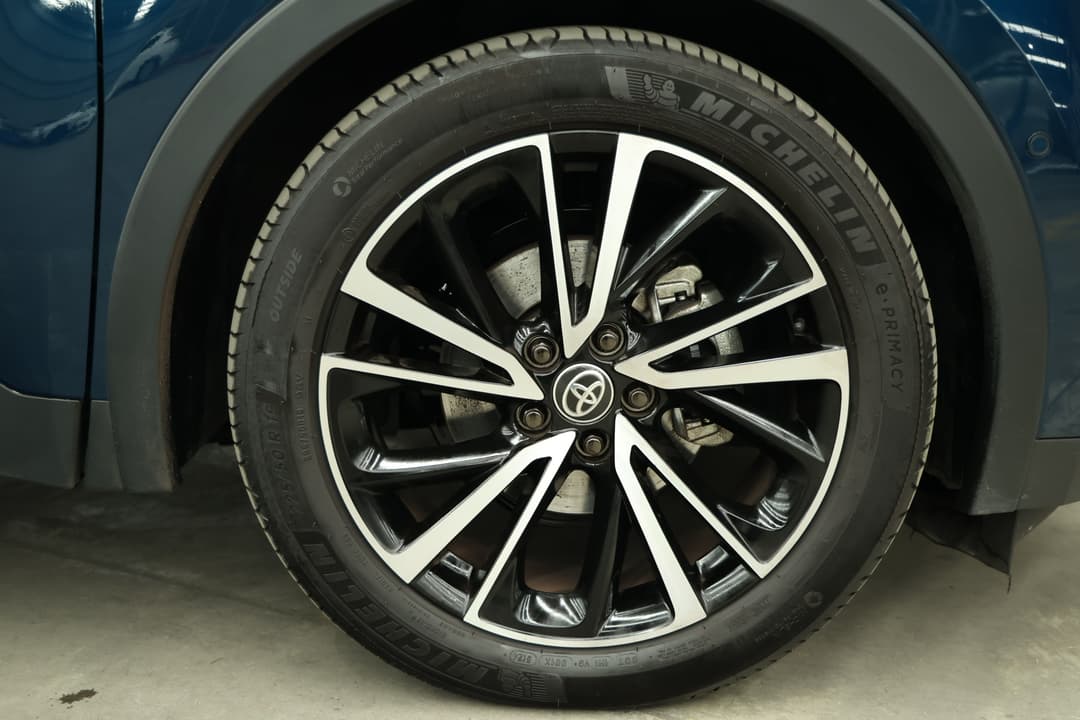 2025 Toyota C-HR Koba Hybrid + 2 Tone, Automatic, 7436 km, Right Front Wheel