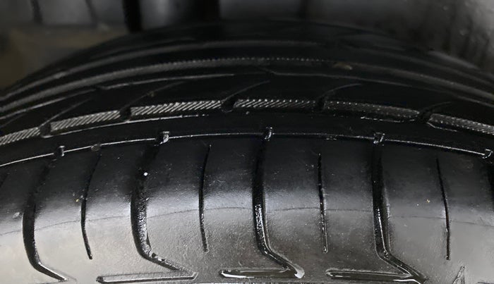 2014 Maruti Ertiga VXI CNG, CNG, Manual, 87,747 km, Right Rear Tyre Tread
