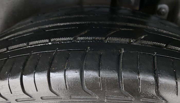 2014 Maruti Ertiga VXI CNG, CNG, Manual, 87,747 km, Left Rear Tyre Tread