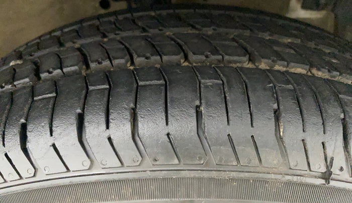 2015 Maruti Swift Dzire VXI, CNG, Manual, 51,370 km, Right Front Tyre Tread