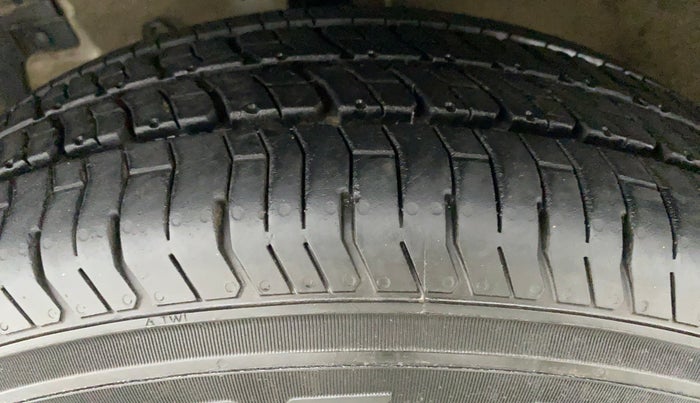 2015 Maruti Swift Dzire VXI, CNG, Manual, 51,370 km, Left Front Tyre Tread
