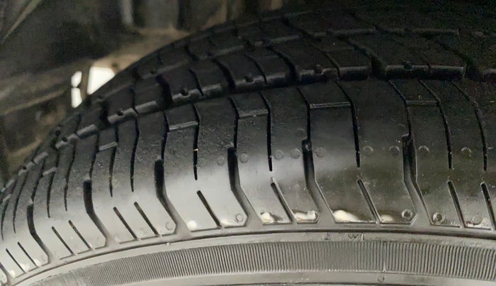 2015 Maruti Swift Dzire VXI, CNG, Manual, 51,370 km, Right Rear Tyre Tread