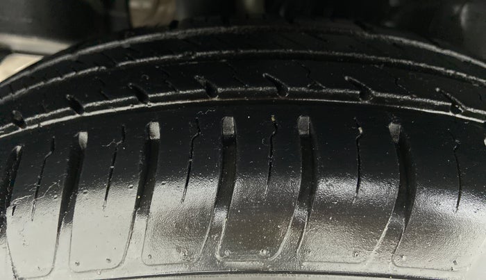2019 Maruti Swift VXI D, Petrol, Manual, 19,136 km, Right Rear Tyre Tread