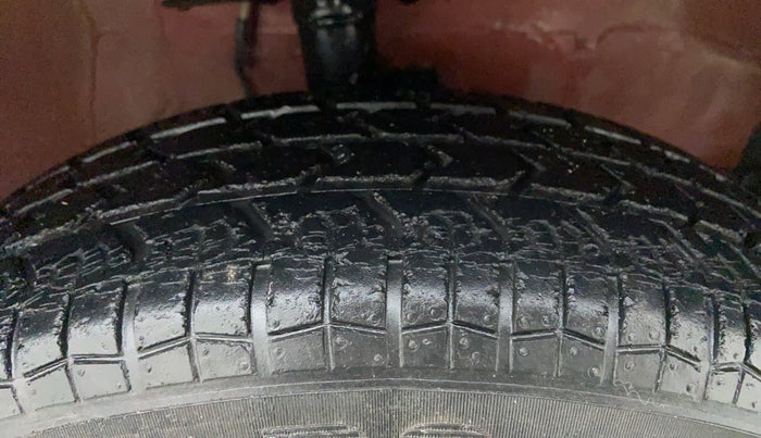 2010 Maruti Ritz LXI, Petrol, Manual, 27,052 km, Right Front Tyre Tread