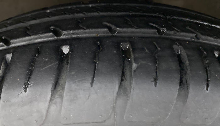 2013 Maruti Ritz VXI, Petrol, Manual, 66,515 km, Left Front Tyre Tread