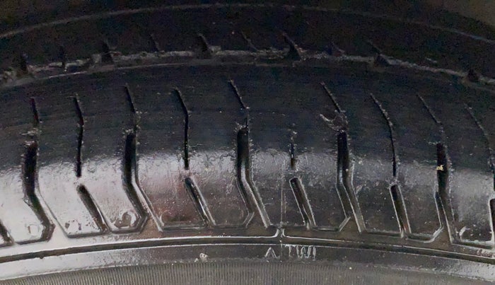 2010 Hyundai i10 SPORTZ 1.2, Petrol, Manual, 84,657 km, Right Front Tyre Tread