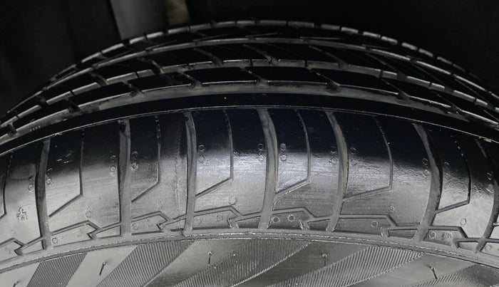 2018 Maruti Vitara Brezza ZDI, Diesel, Manual, 39,396 km, Right Rear Tyre Tread