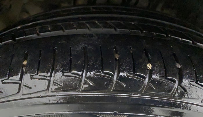 2013 Maruti Ertiga VXI, Petrol, Manual, 57,776 km, Left Front Tyre Tread
