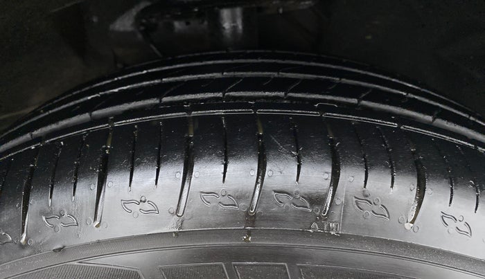 2022 Mahindra XUV700 AX 5 P MT 7 STR, Petrol, Manual, 9,719 km, Right Front Tyre Tread